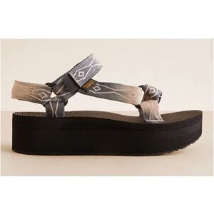 Teva platform sandals black grey pattern 9 NWOT